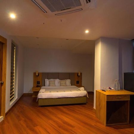 Emerald Hotel ไอซอล ภายนอก รูปภาพ