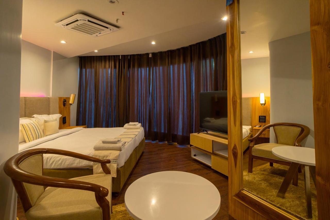 Emerald Hotel ไอซอล ภายนอก รูปภาพ