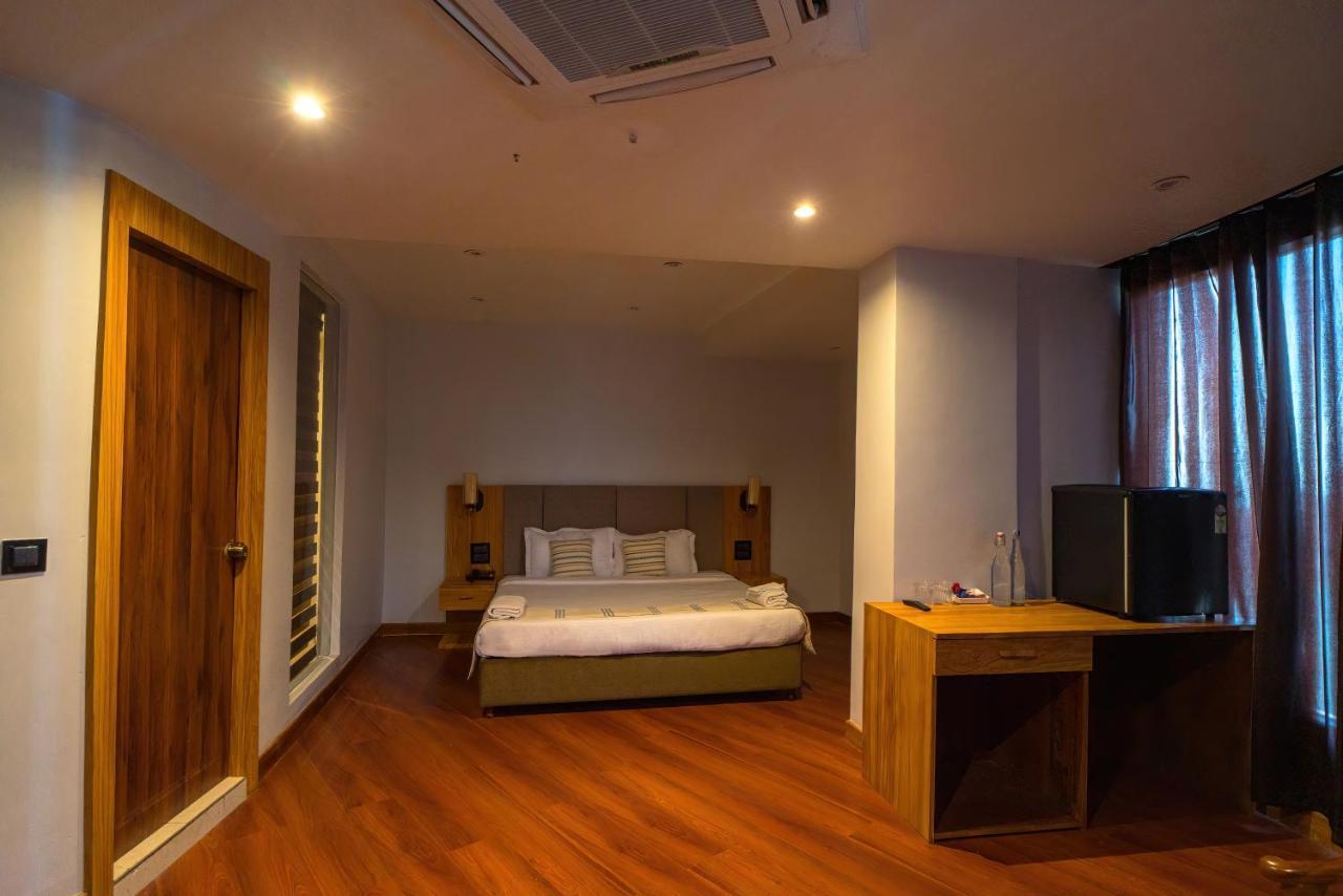 Emerald Hotel ไอซอล ภายนอก รูปภาพ